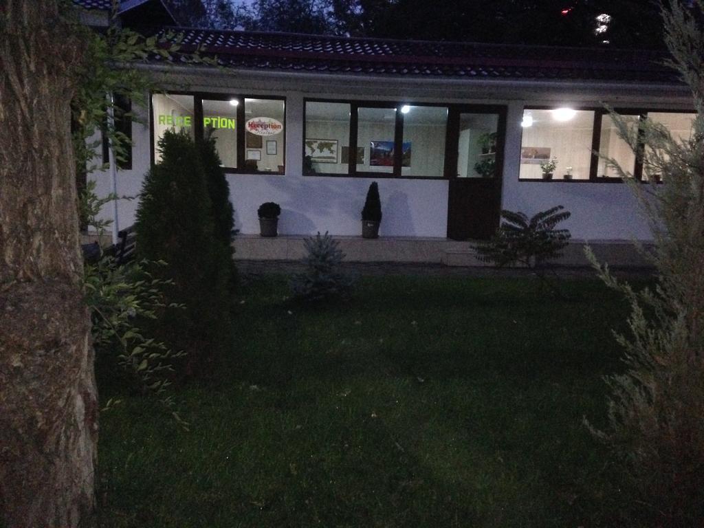 Fiveseasons Hostel Almatî Exterior foto