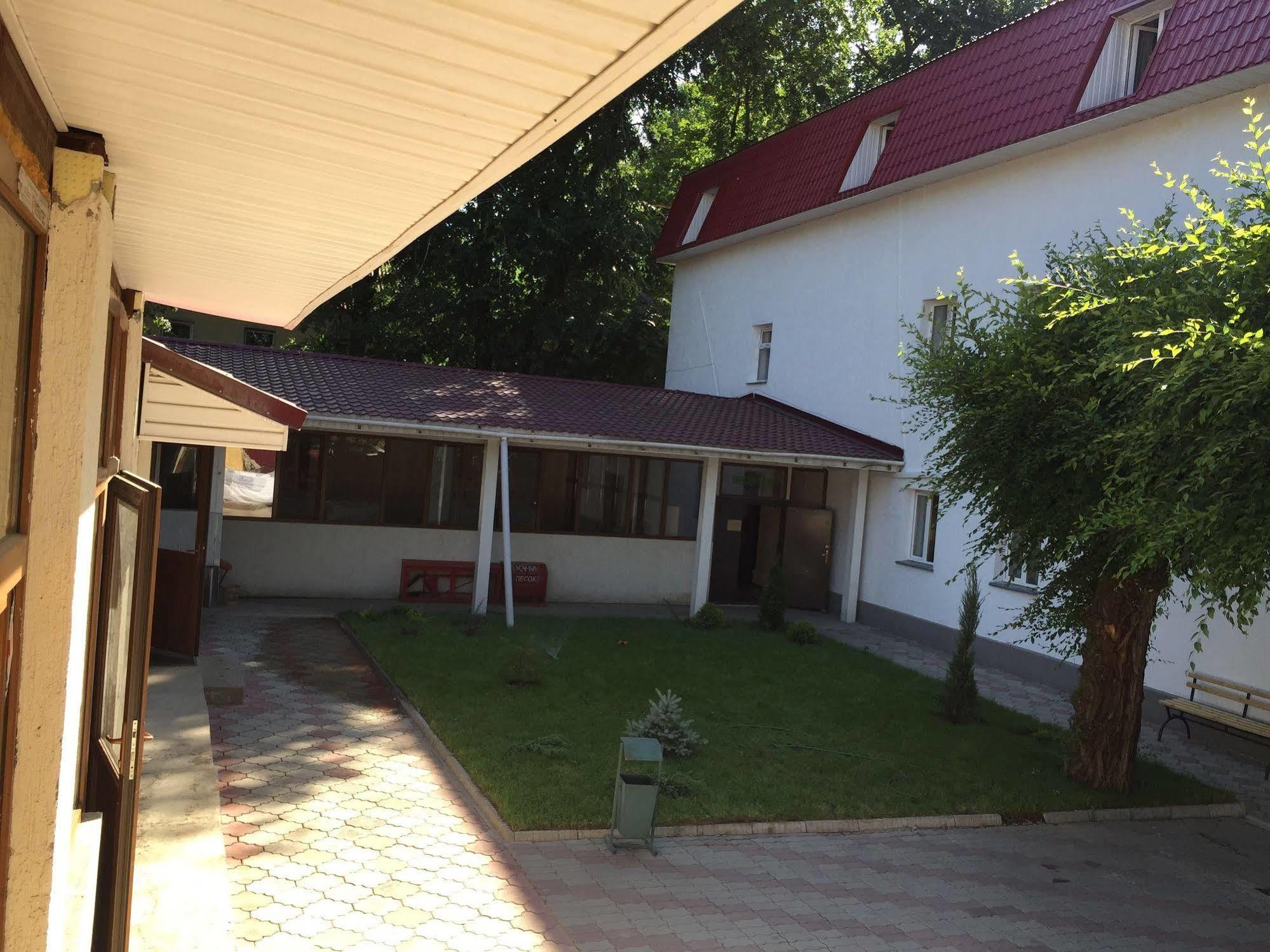 Fiveseasons Hostel Almatî Exterior foto