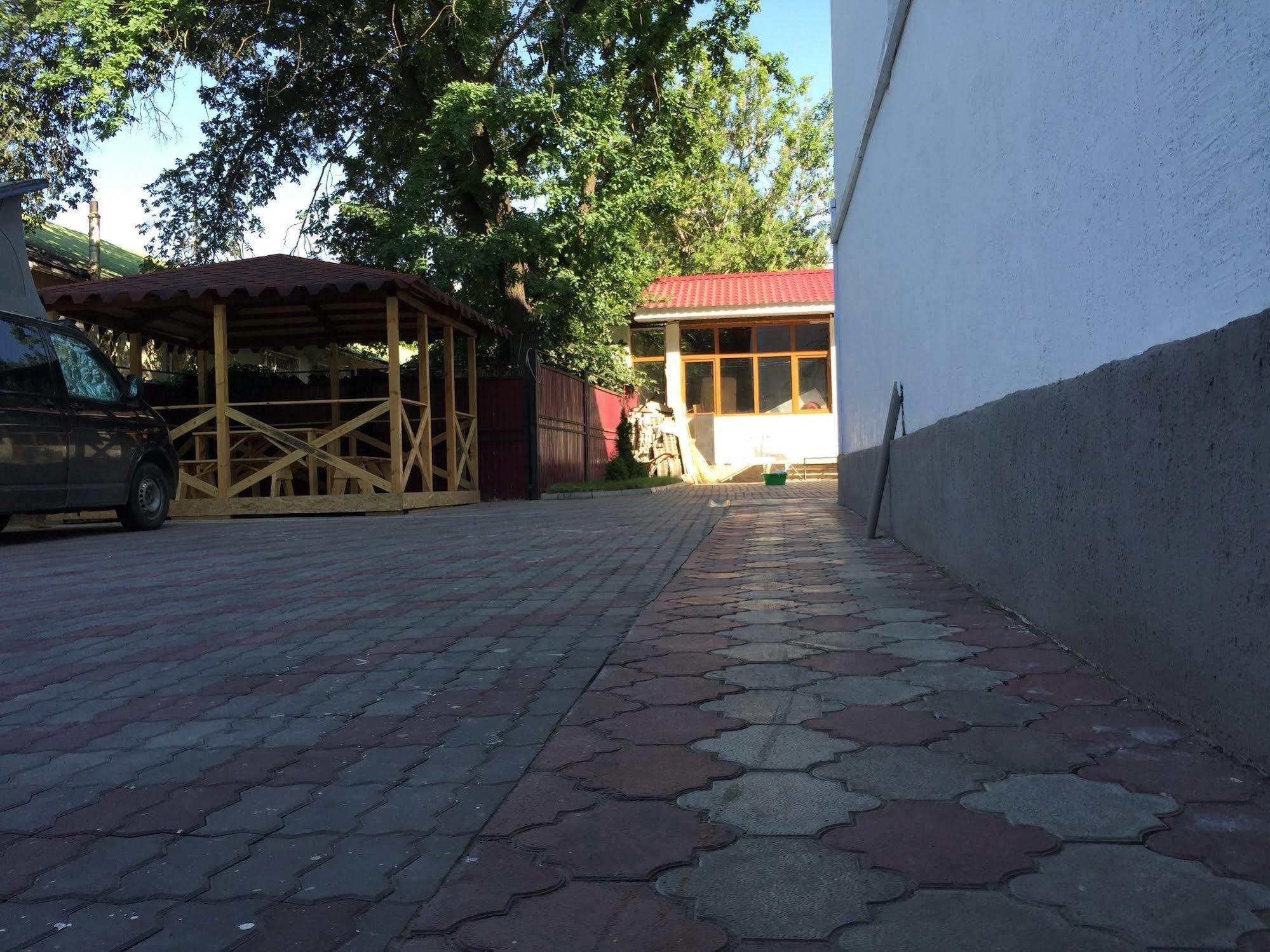 Fiveseasons Hostel Almatî Exterior foto